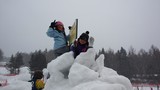 ちびっ子愛ランドの雪のミニ富士で遊ぶnneとknk