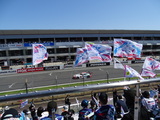 富士スピードウェイ 決勝のレース ホームストレートのグッドスマイル初音ミクAMG