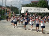 運動会で踊る園児