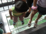 東京タワーのルックダウンウィンドウに立つnneとknk