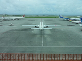那覇空港ビルから眺める飛行機
