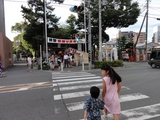 盆踊りの神社に向かうnneとknk