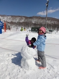 ニセコアンヌプリ国際スキー場で雪だるまを作って遊ぶnneとknk