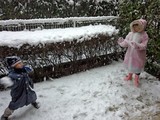 雪で遊ぶnneとknk