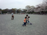 等々力緑地の公園でサッカーするknk