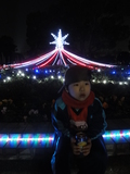 川崎工場 クリスマスイベント イルミネーション前に座るknk