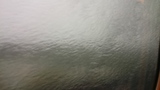 大雨の中の新幹線の窓