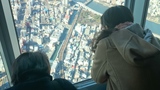 東京スカイツリー展望デッキから景色を見下ろすnneとknk