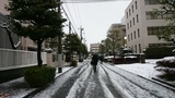 雪の中駅に向かう人々