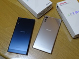 Xperia XZのフォレストブルーとプラチナの背面