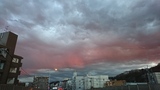 夕焼けで赤い雨雲