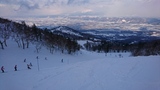 富良野スキー場山頂から降りていくスクールのキッズ達