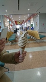 旭川空港でソフトクリームを写真に撮るnne