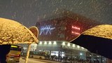 川崎駅前ロータリーの雪の中のバスの行列