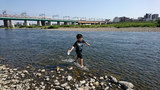 河原で遊ぶknk