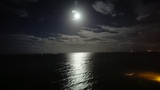 月とワイキキ湾
