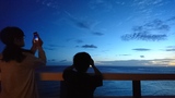 ワイキキ湾の夕暮れ時を写真に撮るnneとknk