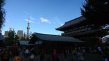 浅草寺の宝蔵門とスカイツリー